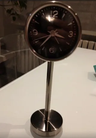 Reloj de mesa metálico