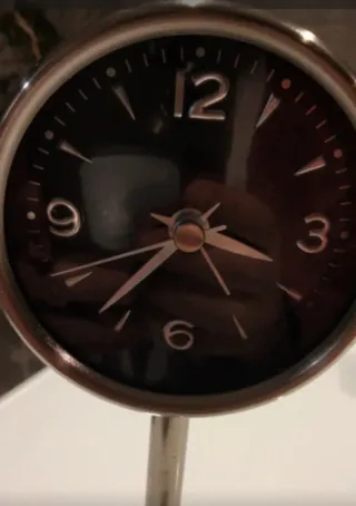 Reloj de mesa metálico