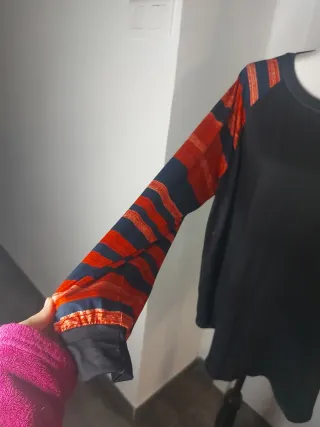 Camiseta manga larga raglán negra y naranja