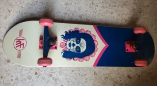 Monopatín con mochila de transporte