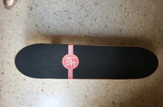 Monopatín con mochila de transporte