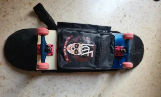 Monopatín con mochila de transporte