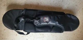 Monopatín con mochila de transporte