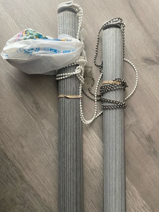 Estores enrollables grises uno de 90 y otro 1.20