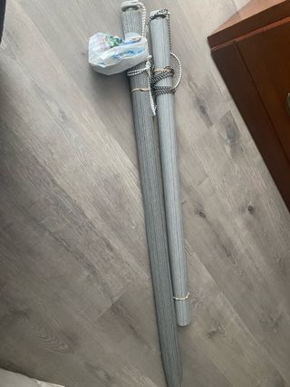 Estores enrollables grises uno de 90 y otro 1.20