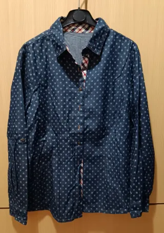 Camisa azul marino con estampado