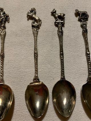 6 Cucchiaini da collezione con simboli