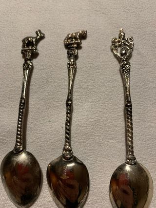 6 Cucchiaini da collezione con simboli