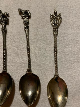 6 Cucchiaini da collezione con simboli