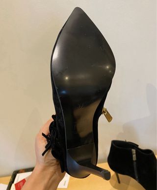 Stivaletti neri in pelle scamosciata con fiore