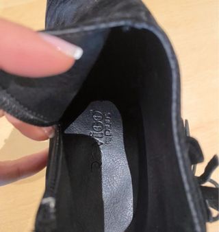 Stivaletti neri in pelle scamosciata con fiore