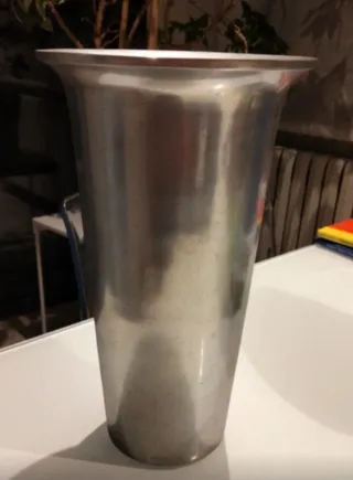 Jarrón metálico plateado
