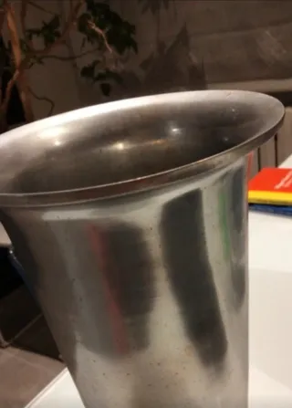 Jarrón metálico plateado