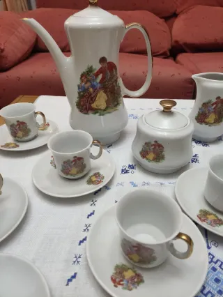 Set da caffè in porcellana con dettagli dorati