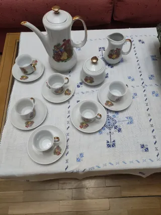 Set da caffè in porcellana con dettagli dorati