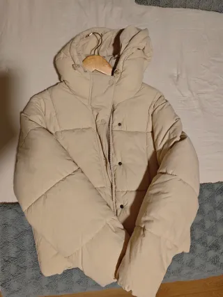 Chaquetón de plumas beige