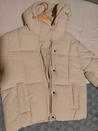 Chaquetón de plumas beige