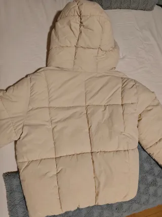 Chaquetón de plumas beige