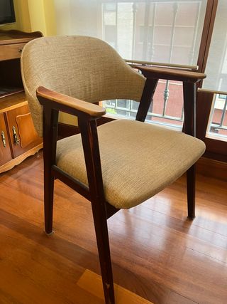 Silla tapizada con reposabrazos