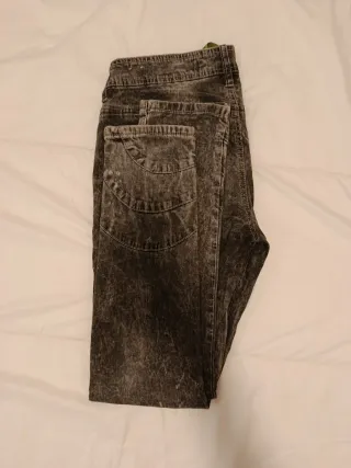 Vaqueros grises desgastados