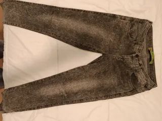 Vaqueros grises desgastados