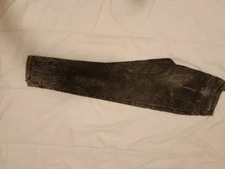 Vaqueros grises desgastados