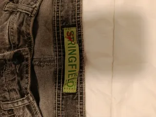 Vaqueros grises desgastados