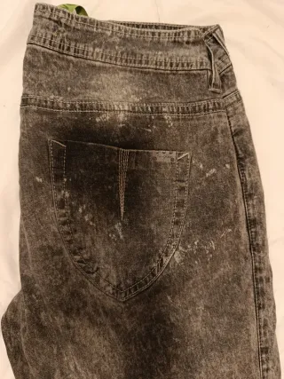 Vaqueros grises desgastados