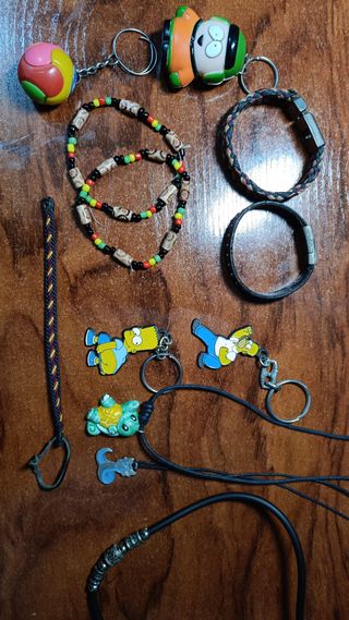 Llaveros Simpsons y Colgantes Pokemon