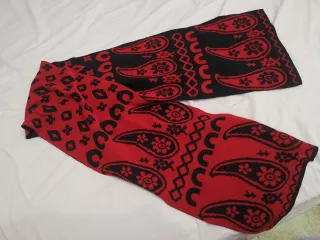 Bufanda preciosa roja y negra