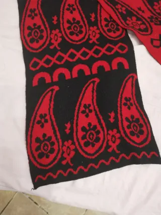 Bufanda preciosa roja y negra