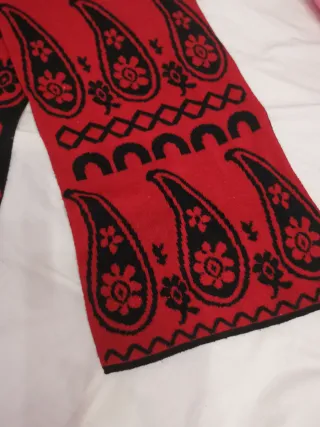 Bufanda preciosa roja y negra