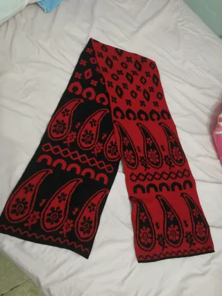 Bufanda preciosa roja y negra