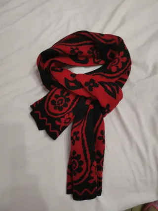 Bufanda preciosa roja y negra