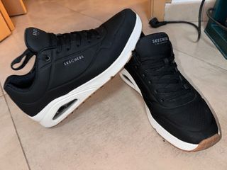 Zapatillas Skechers Negras y Blancas
