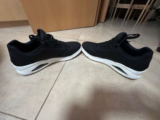 Zapatillas Skechers Negras y Blancas