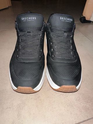 Zapatillas Skechers Negras y Blancas