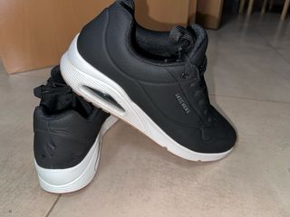 Zapatillas Skechers Negras y Blancas