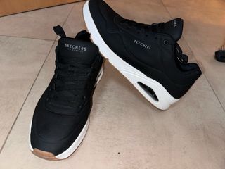 Zapatillas Skechers Negras y Blancas