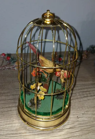 Jaula musical antigua con pájaro autómata