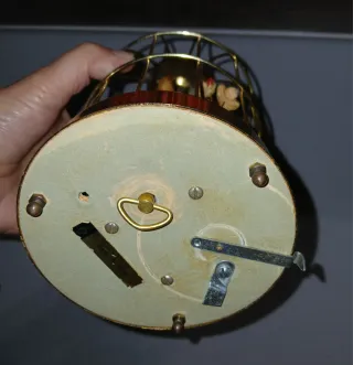 Jaula musical antigua con pájaro autómata