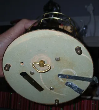 Jaula musical antigua con pájaro autómata