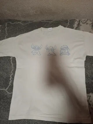 Camiseta blanca con estampado de Stitch