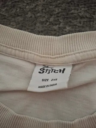 Camiseta blanca con estampado de Stitch