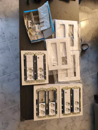 Caja de pared mecanismos Simon 8 elementos