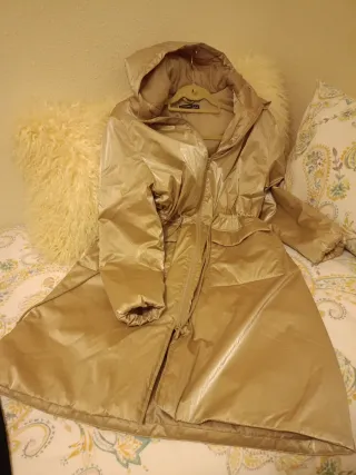 Anorak champán tres cuartos con capucha