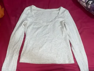 Camiseta gris manga larga