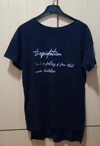 Camiseta negra con estampado trepidation