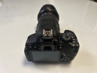 Cámara Canon EOS 700D + Sigma 18-200mm