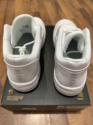 Jordan Max Aura 2 Scarpe da Ginnastica Bianche